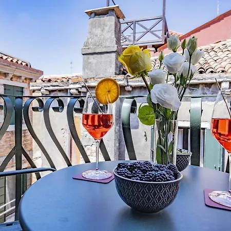 Lo Squero 3 With Balcony In Dorsoduro Apartment